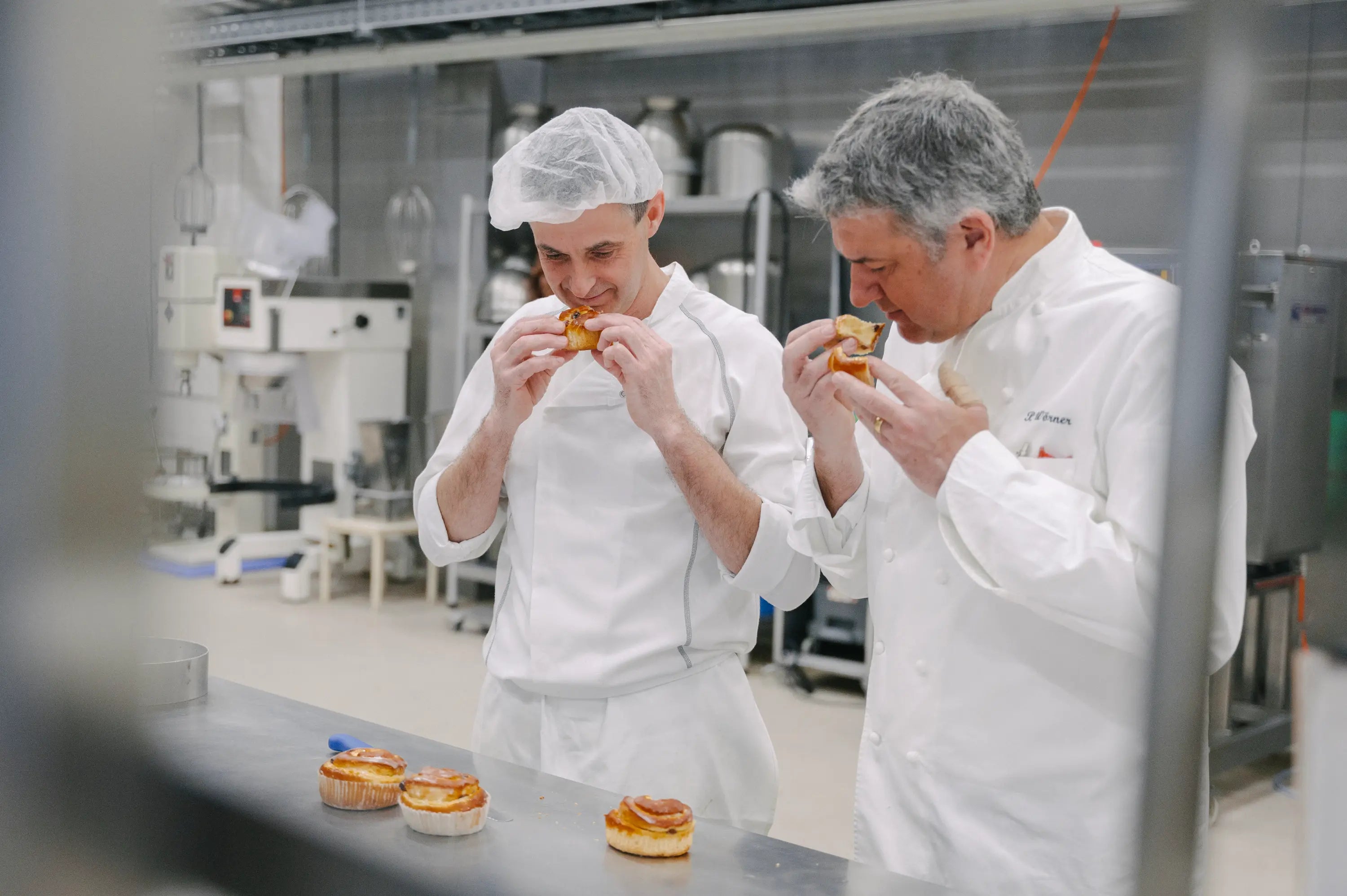 Wörners Confiserie München - Peter Wörner und Konditormeister überprüfen die Qualität von Gebäck