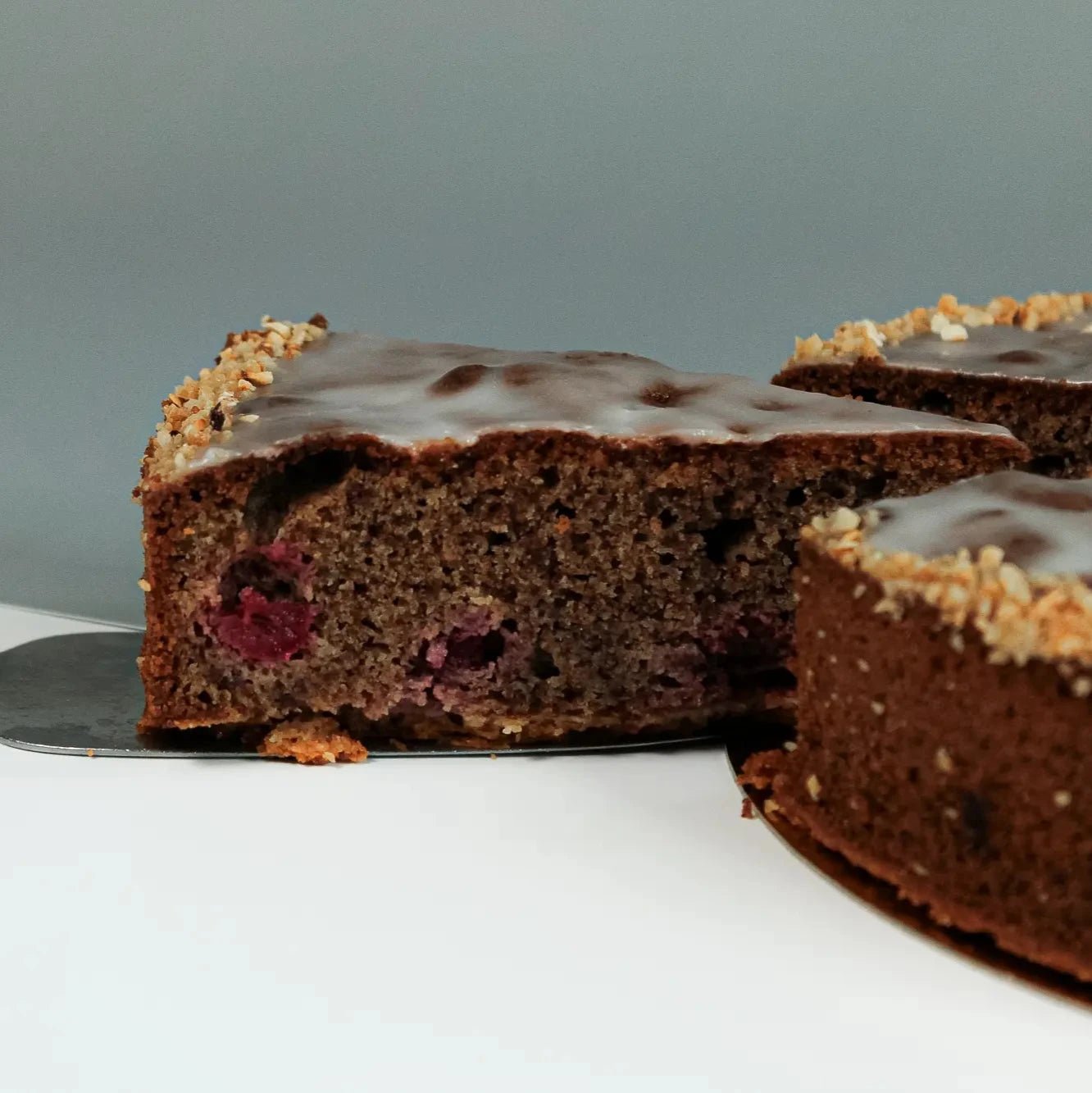 Woerners Confiserie München - Kuchen mit Kirschen und Nüssen - Kirsch Nusskuchen