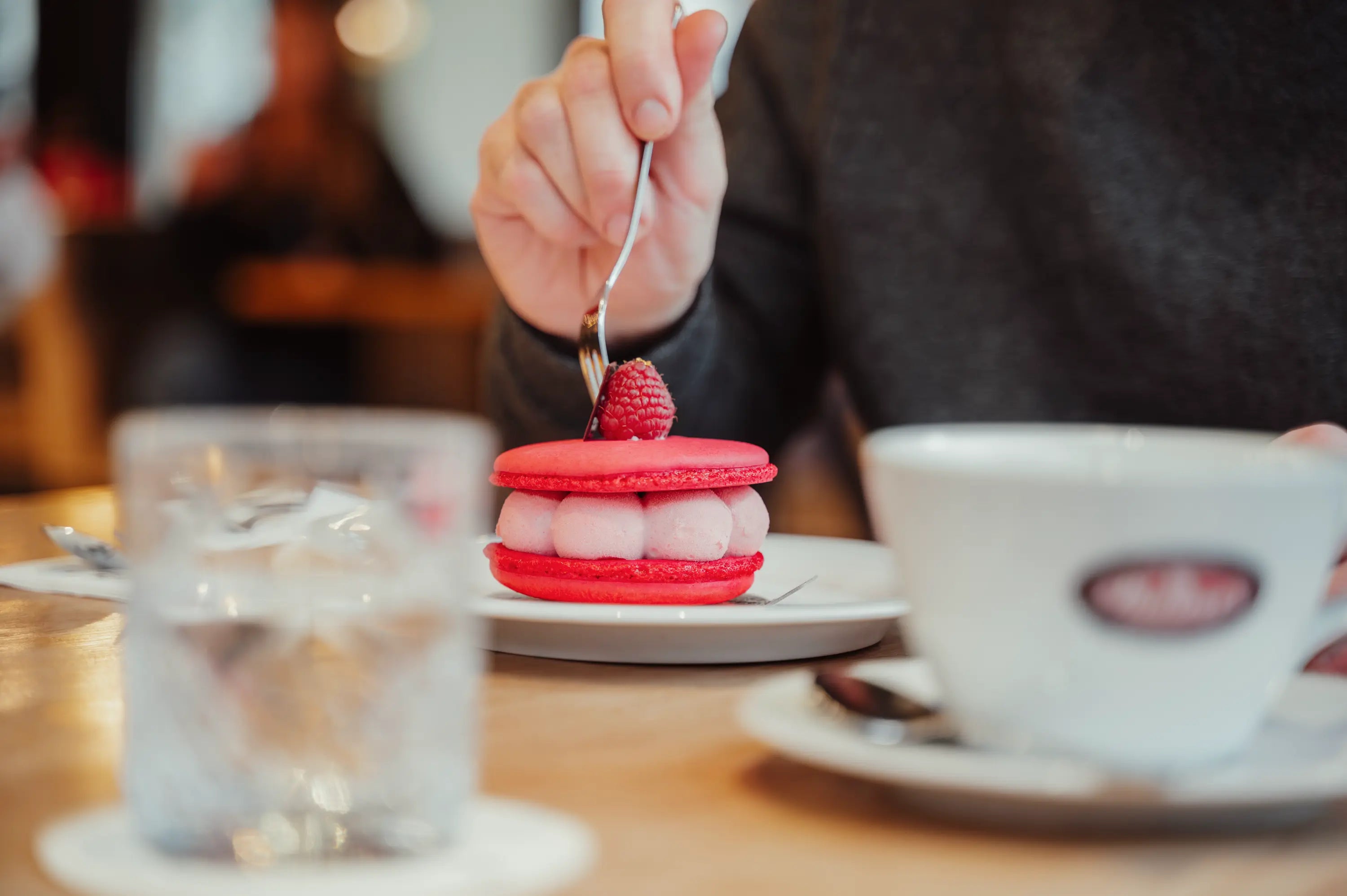 Woerners Confiserie - Himbeer Macaron Törtchen mit echter Himbeere