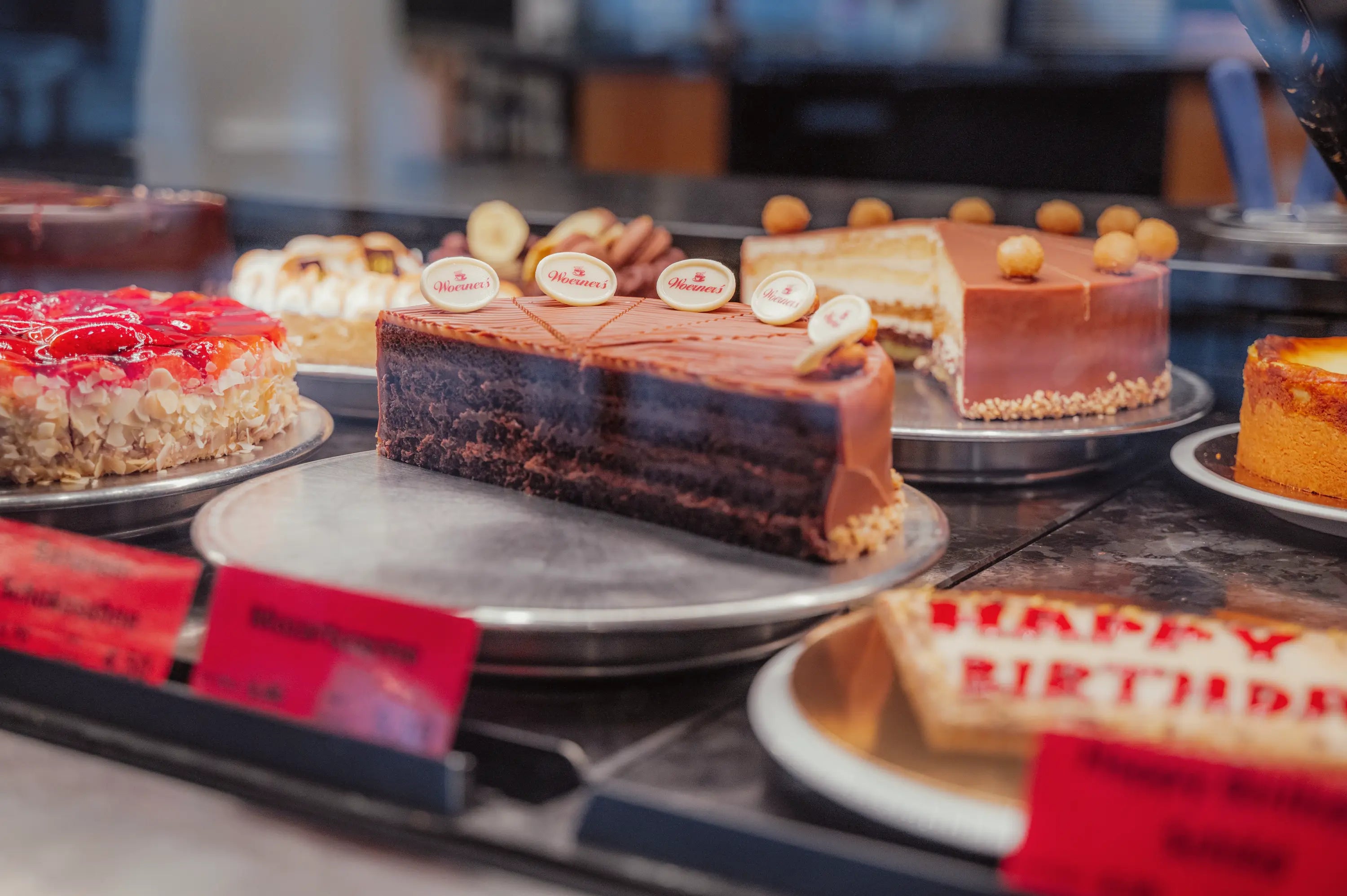 Wörners Confiserie München - verschiedene Torten mit Schokolade oder Früchten